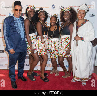 Beverly Hills, Kalifornien, USA. 15. Oktober 2017. Die Mitglieder der Sierra Leone Dance Company nach oben afrikanische Frau Geldbeschaffer gala teilnehmen. Stockfoto