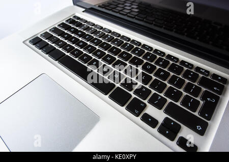 Laptop Tastatur gegen einen weißen Hintergrund. Stockfoto