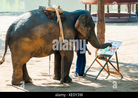 Mahout und Elefant im Elephant Conservation Centre in Lampung arbeiten, in der Nähe von Chiang Mai, Nordthailand Stockfoto