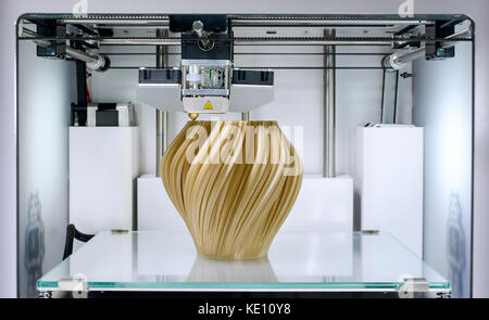 3D-Drucker, Drucken ein Fraktal Vase mit PLA-Vase von BenitoSanduchi unter CCA - Weitergabe unter gleichen Bedingungen) lizenziert. Quelle: www.thingiverse.com/thing:37117 Stockfoto