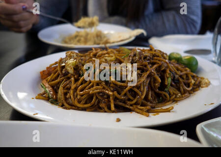 Ein traditionelles Gericht der Mee Goreng serviert in einem Street Food Restaurant in Kuala Lumpur, Malaysia Stockfoto