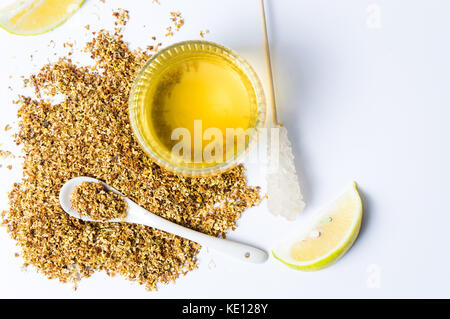 Osmanthus Tee in eine Tasse mit getrockneten Blumen und Zitrone Stockfoto