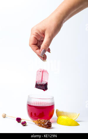 Hand, aus Tee Beutel aus dem Glas isoliert Stockfoto