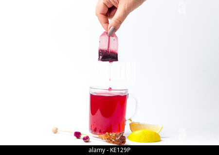 Hand, aus Tee Beutel aus dem Glas isoliert Stockfoto