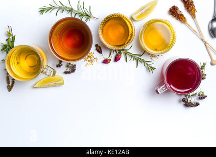 Kräutertee Sammlung in Gläser auf weißem Hintergrund vorbereitet Stockfoto