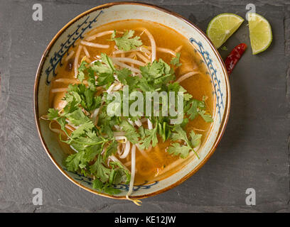 Schüssel mit Thai würzige Suppe von oben Stockfoto