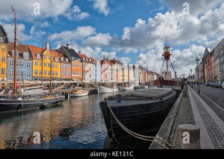 Der nyhavn Kanal in Kopenhagen, Dänemark, ein beliebtes Touristenziel Stockfoto