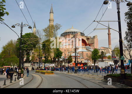 Istanbul, Türkei - 22. April 2017. Blick auf die Straße im Stadtteil Sultanahmet in Istanbul, mit Aya Sofya Moschee und Menschen. Stockfoto