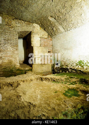 Ruinen des Theaters von Balbus, eine antike römische Struktur auf dem Campus Martius von Rom - Crypta Balbi (Nationalmuseum von Rom) - Italien Stockfoto