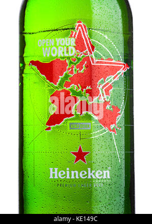 LONDON, Großbritannien - 15. MAI 2017: Eine Flasche Heineken Bier Weltausgabe auf weißem Hintergrund. Heineken ist das Flaggschiff von Heineken International Stockfoto