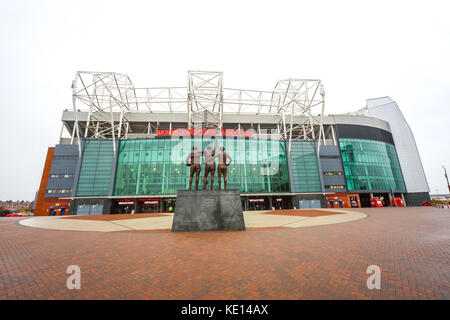 United Trinity Statue außerhalb des Manchester United Football Club Home im Old Trafford, Manchester, England, Vereinigtes Königreich Stockfoto