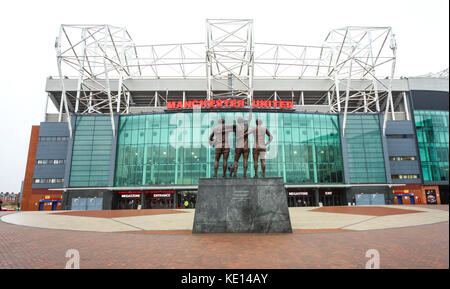 United Trinity Statue außerhalb des Manchester United Football Club Home im Old Trafford, Manchester, England, Vereinigtes Königreich Stockfoto