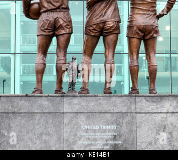 United Trinity Statue außerhalb des Manchester United Football Club Home im Old Trafford, Manchester, England, Vereinigtes Königreich Stockfoto