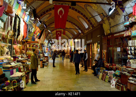 Istanbul, Türkei - 22 April, 2017 Innenansicht der Große Basar in Istanbul, mit Gewerbe und Menschen. Stockfoto