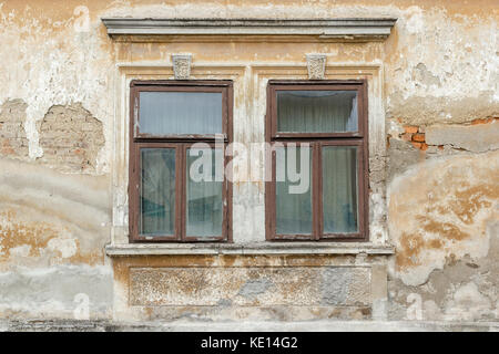 Zwei alte kaputte Windows auf einem verlassenen alten Gebäude Stockfoto