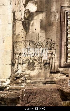 Schnitzereien von traditionellen Apsara Tänzer sind alle über Angkor Wat, Siem Reap, Kambodscha gefunden Stockfoto