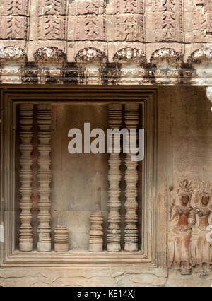 Schnitzereien von traditionellen Apsara Tänzer sind alle über Angkor Wat, Siem Reap, Kambodscha gefunden Stockfoto