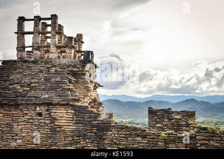 Eine der Pyramiden von tonina archäologische Stätte mit Landschaften von ocosingo in Chiapas, Mexiko Stockfoto