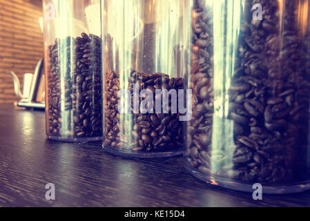 Kaffeebohne in Glasflaschen im Shop Stockfoto