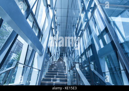 Treppe von modernen Bürogebäude, blau getönten Bilder. Stockfoto