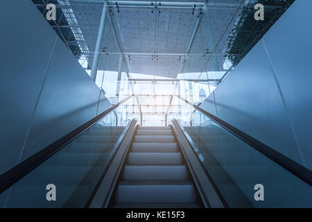 Treppe von modernen Bürogebäude, blau getönten Bilder. Stockfoto