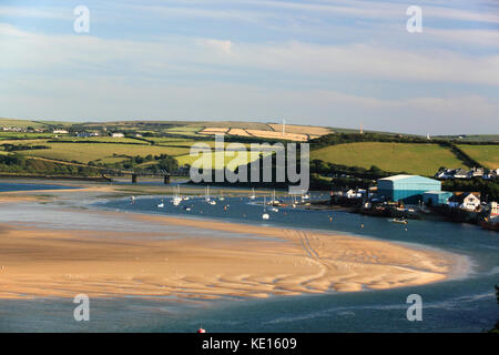 Blick auf das Kamel Mündung von Padstow, North Cornwall. Die alte Eisenbahnbrücke über Little Petherick Creek (jetzt Teil der Camel Cycle Trail) werden kann Stockfoto