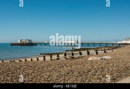 Strand und Pier an der Küste von Worthing, West Sussex, England Stockfoto