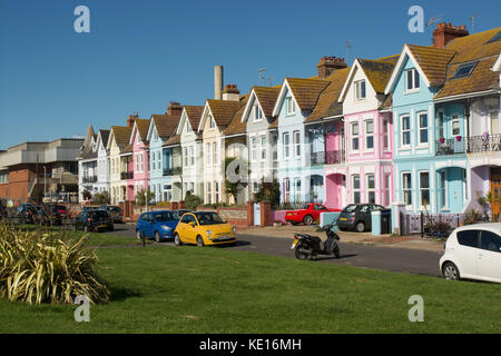 Reihenhäuser in New Parade an der Küste von Worthing in West Sussex, England Stockfoto