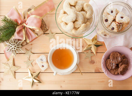 Vielzahl von Weihnachtsplätzchen und einer Tasse Kaffee Stockfoto