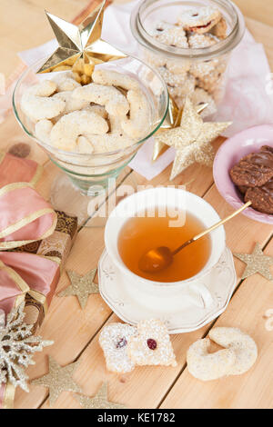 Vielzahl von Weihnachtsplätzchen und einer Tasse Kaffee Stockfoto