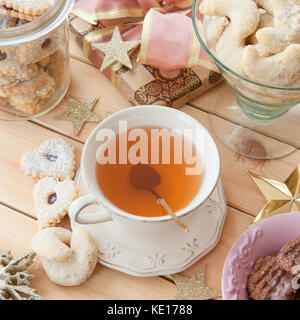 Vielzahl von Weihnachtsplätzchen und einer Tasse Kaffee Stockfoto