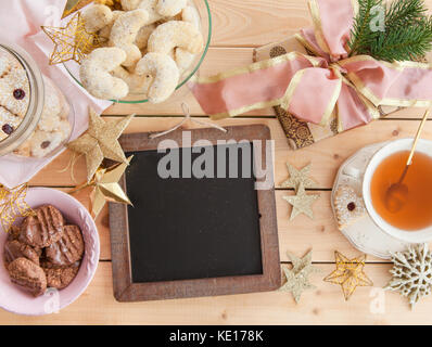 Vielzahl von Weihnachtsplätzchen und einer Tasse Kaffee Stockfoto