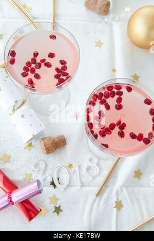 Rosa Sekt Cocktail und Festliche Weihnachtsdekorationen Stockfoto