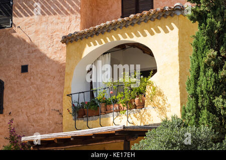 Bunt Detail von Balkon und Veranda, mit Pflanzentöpfe, auf eine Grotte Gebäude Promenade du Port, Porto Cervo, Costa Smeralda, Sardinien, Italien Stockfoto