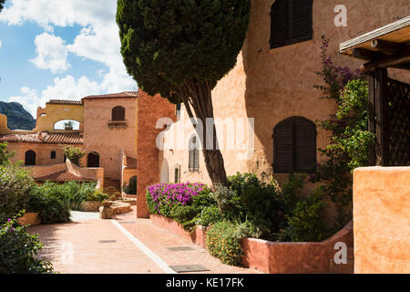 Bunt Detail auf einen Innenhof und Eingang zur Grotte Gebäude Promenade du Port, Porto Cervo, Costa Smeralda, Sardinien, Italien. Stockfoto