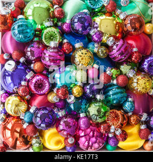 Christbaumkugeln in verschiedenen leuchtenden Farben als Hintergrund Stockfoto