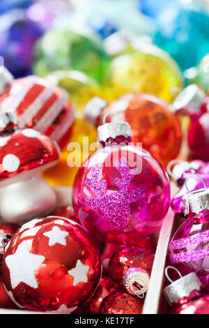 Christbaumkugeln in verschiedenen leuchtenden Farben als Hintergrund Stockfoto