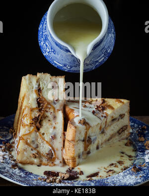 Jumbo French Toast gefüllt mit Bananen, geröstete Pecannüsse und Karamell auf rustikalen Hintergrund Stockfoto