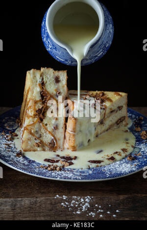 Jumbo French Toast gefüllt mit Bananen, geröstete Pecannüsse und Karamell auf rustikalen Hintergrund Stockfoto