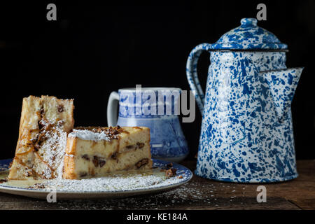 Jumbo French Toast gefüllt mit Bananen, geröstete Pecannüsse und Karamell auf rustikalen Hintergrund Stockfoto