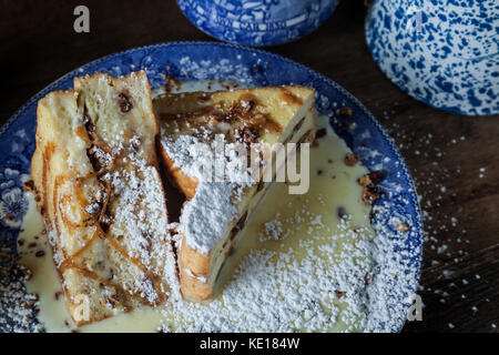 Jumbo French Toast gefüllt mit Bananen, geröstete Pecannüsse und Karamell auf rustikalen Hintergrund Stockfoto