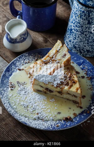 Jumbo French Toast gefüllt mit Bananen, geröstete Pecannüsse und Karamell auf rustikalen Hintergrund Stockfoto