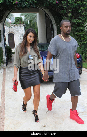 MIAMI, FL - 08. OKTOBER: Kim Kardashian soll am 8. Oktober 2012 in Miami, Florida, von ihrem Ex-Mann Reggie Bush erwartet, dass sie mit seiner Freundin, Lilit Avagyan, ein Baby erwartet, Das sie heute in der Regenhand und Hand in Miami auf der Hausjagd mit dem Freund Kanye West zu Fuß gesehen hat. Personen: Kim Kardashian Kanye West Transmission Ref: MNC4 Credit: Hoo-Me.com/MediaPunch Stockfoto