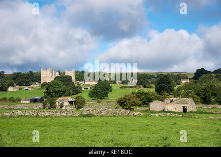 Bolton Castle im Dorf Castle Bolton, Wensleydale, North Yorkshire, England. Stockfoto