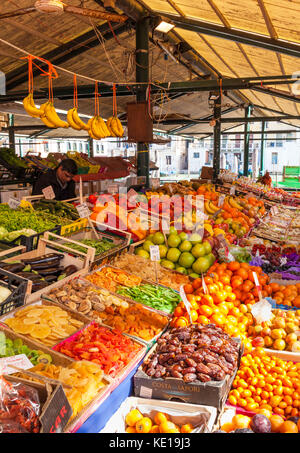 Venedig Italien Venedig Menschen kaufen frisches Obst und Gemüse vom Markt Stände, frischen Produkten in der Rialto Markt Venedig Italien EU Europa Stockfoto