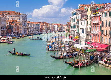 Venedig Italien Venedig Gondoliere Rudern eine Gondel voll von Touristen auf eine Gondelfahrt auf dem Canal Grande Venedig Italien eu Europa Stockfoto