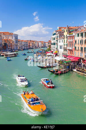 Venedig Italien Venedig Vaporetto ACTV Wassertaxi oder Wasserbus und kleine Motorboote Venedig Canal Grande Venedig Italien eu Europa Stockfoto