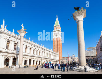 Venedig Italien Venedig besetzt Massen von Touristen in der Nähe der Säulen von San Marco und San Todaro Markusplatz Piazza San Marco mit dem Campanile in Venedig Stockfoto