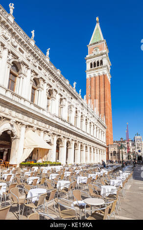 Venedig Italien Venedig leere Stühle und Tische in einem Café Restaurant St. Markusplatz Piazza San Marco mit dem Campanile Venedig Italien EU Europa Stockfoto