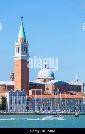 Venedig Italien Venedig Yachten vor Anker in der Marina San Giorgio Maggiore Insel San Giorgio Maggiore Lagune von Venedig Italien EU Europa Stockfoto